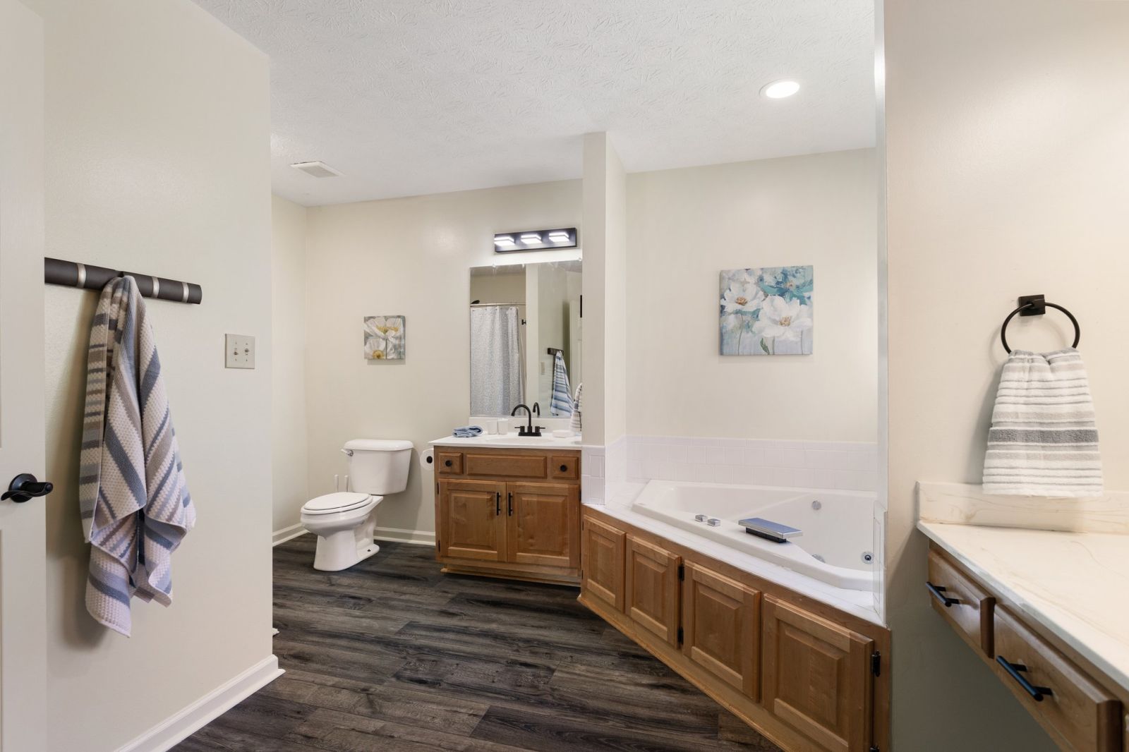Foxhill - 4 bedroom, 2 bathroom, less than 3 miles to the beach!